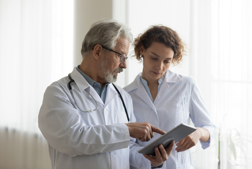 medico anziano con assistente