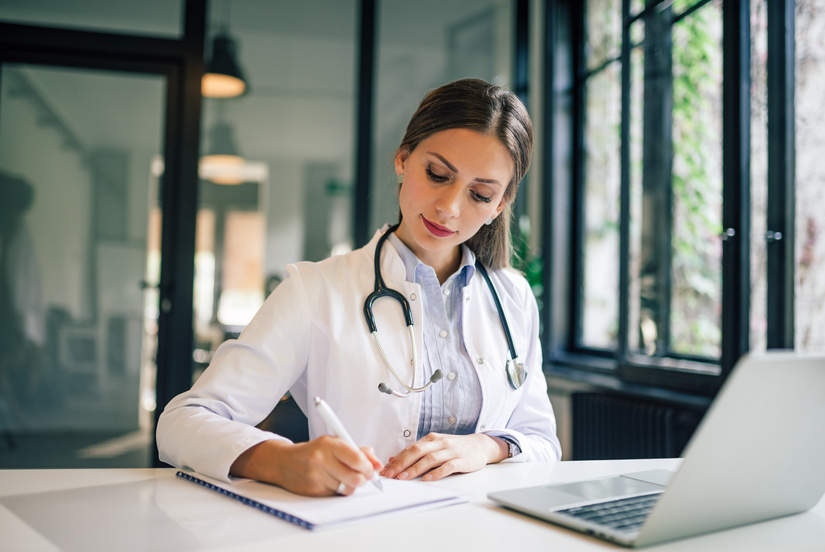 medico libero professionista al computer gestisce burocrazia